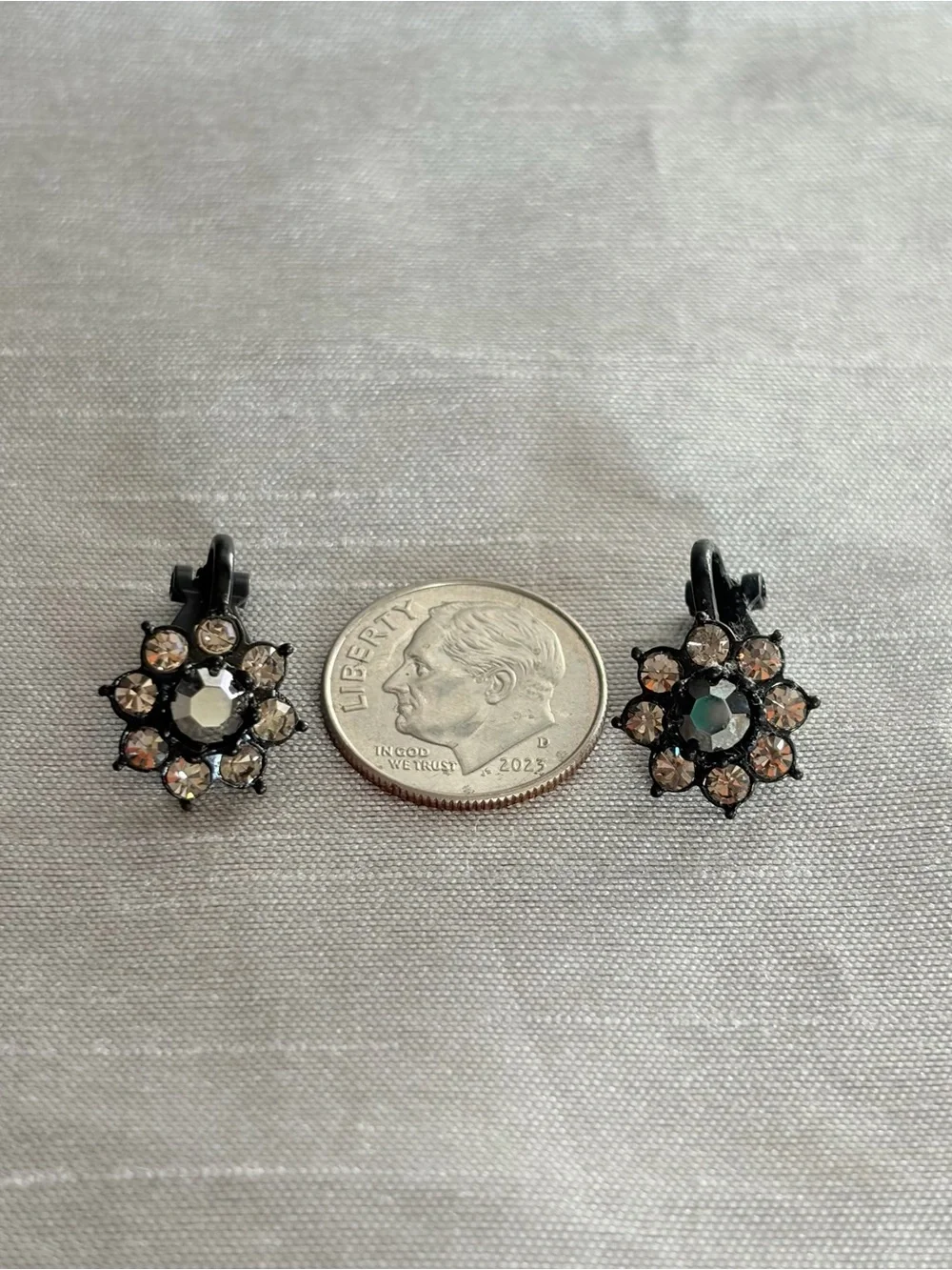 Women's Flower Stud Fashion Earrings Rhinestones Gun Metal Gray Unbranded